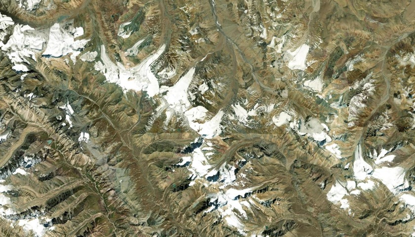 Des sommets et des vallées dans la chaîne de l’Himalaya