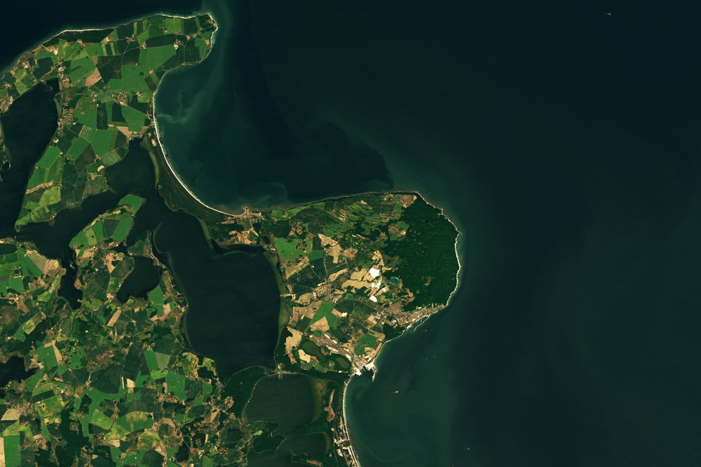 Vue Landsat de la péninsule de Jasmund sur l’île de Rügen, dans le nord-est de l’Allemagne, entre champs, forêts et mer Baltique.