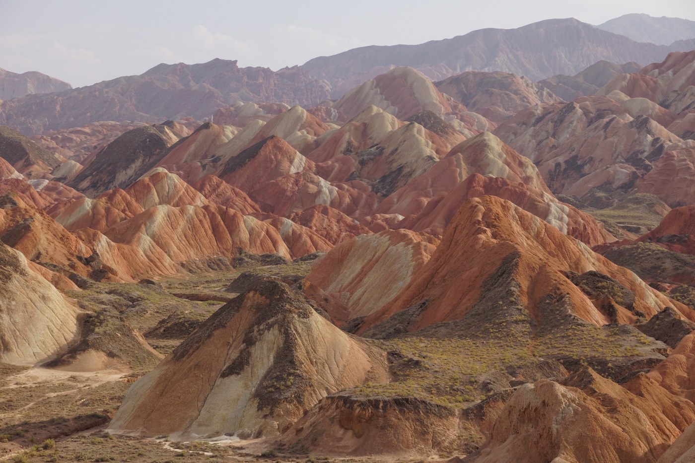 Montagnes aux strates rouges, ocres et grises du géoparc national de Zhangye Danxia, dans la province du Gansu en Chine.
