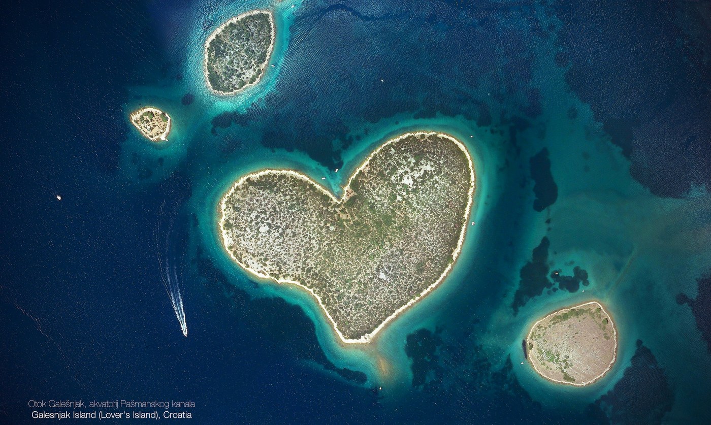 Vue aérienne de l’île de Galešnjak, reconnaissable à sa forme de cœur, dans la mer Adriatique en Croatie.