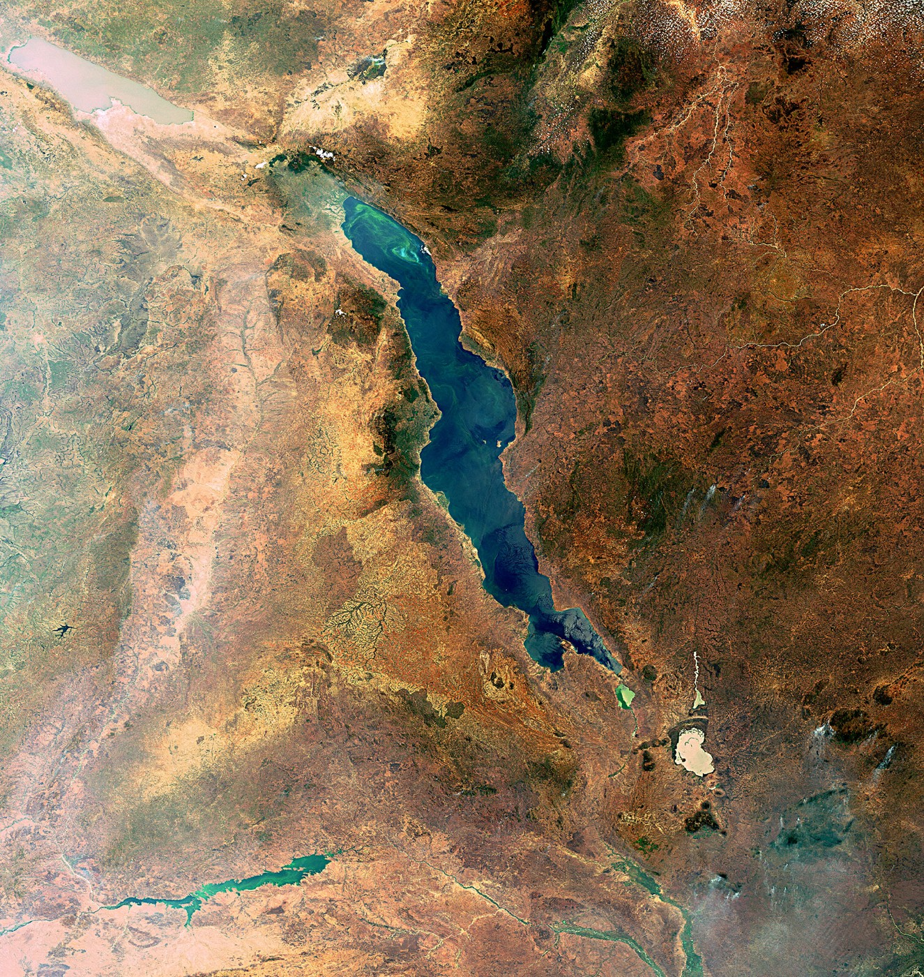 Vue satellitaire du lac Malawi, allongé entre les reliefs du rift est-africain.