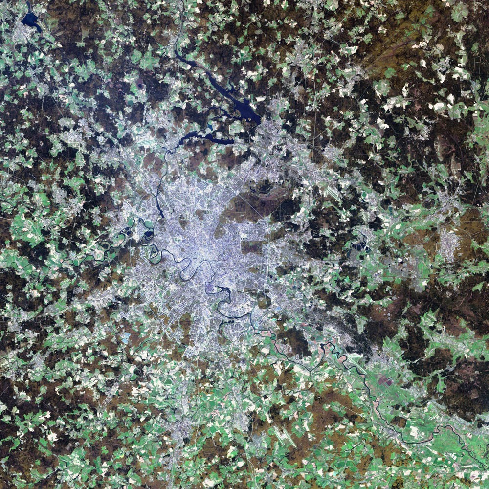 Vue de Moscou et des méandres de la Moskova, en Russie, prise par Landsat 7 et présentée en fausses couleurs.