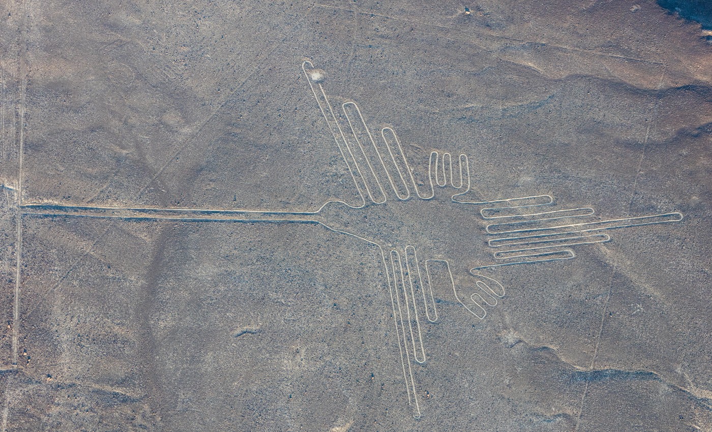 Vue aérienne du géoglyphe du Colibri parmi les lignes de Nazca, tracé clair sur le désert de Nazca au Pérou.