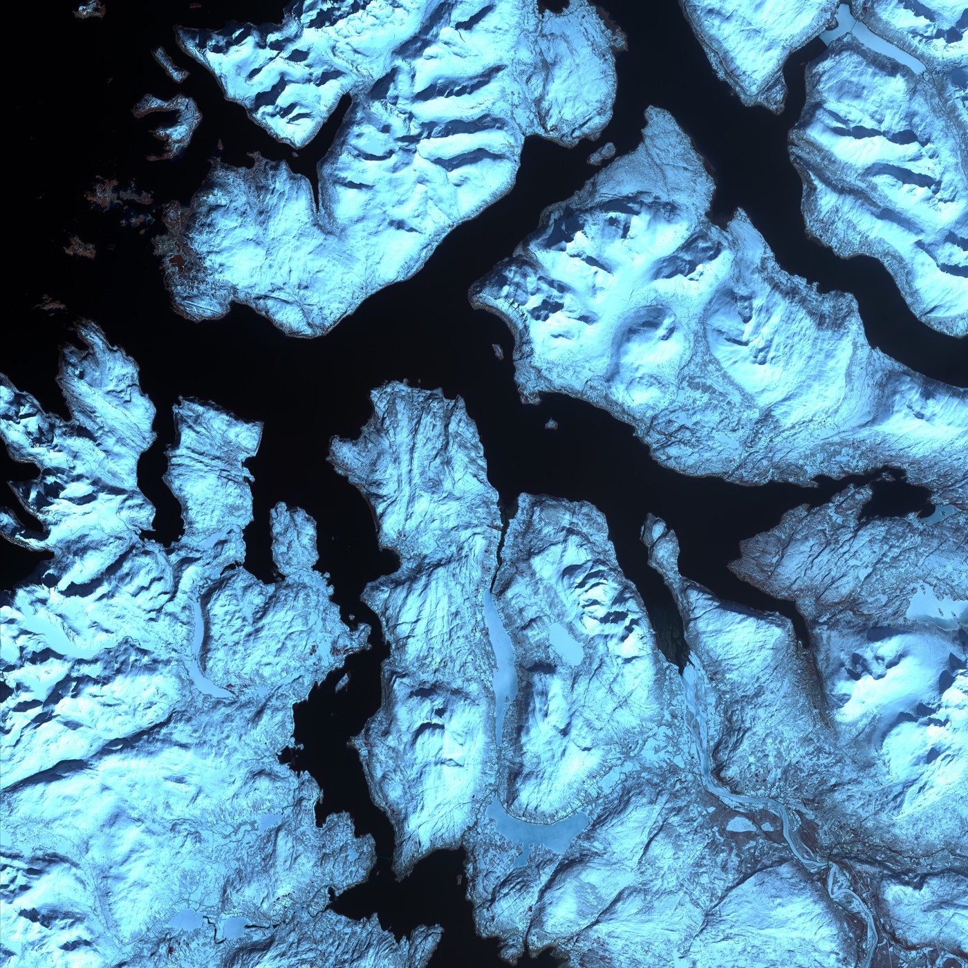Un fjord de Norvège entre des versants escarpés