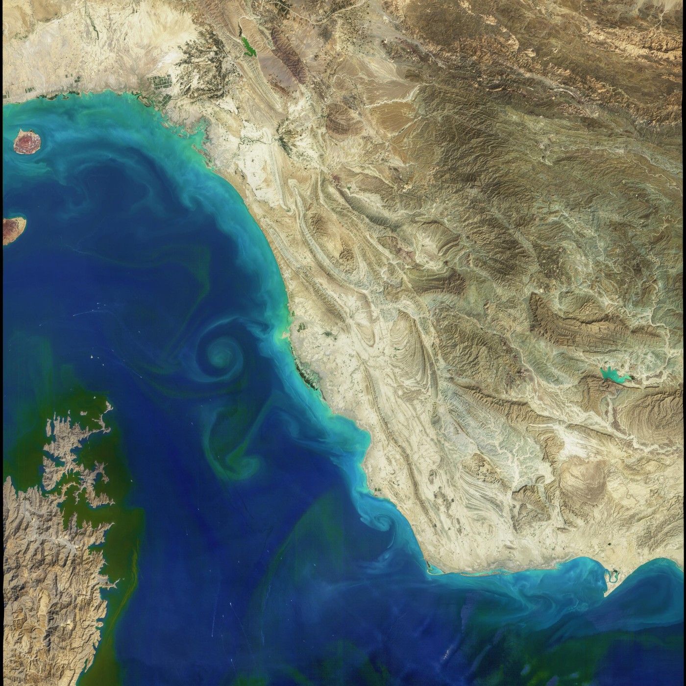 Vue satellitaire du détroit d’Ormuz entre la péninsule de Musandam, à gauche, et la côte iranienne, à droite.