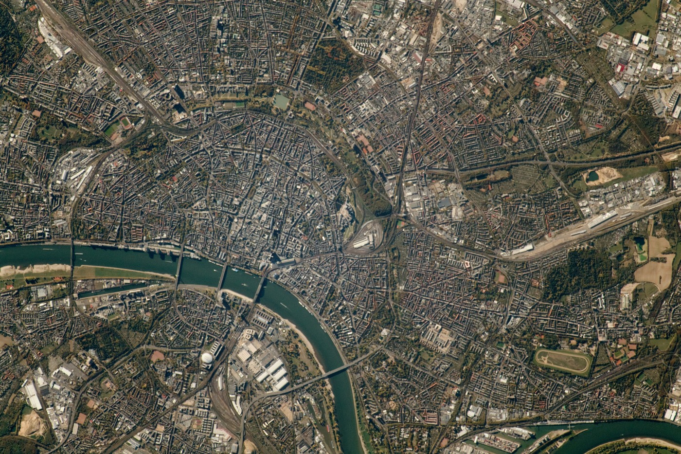 Le Rhin traverse Cologne en Allemagne ; plusieurs ponts relient les quartiers sur ses deux rives.