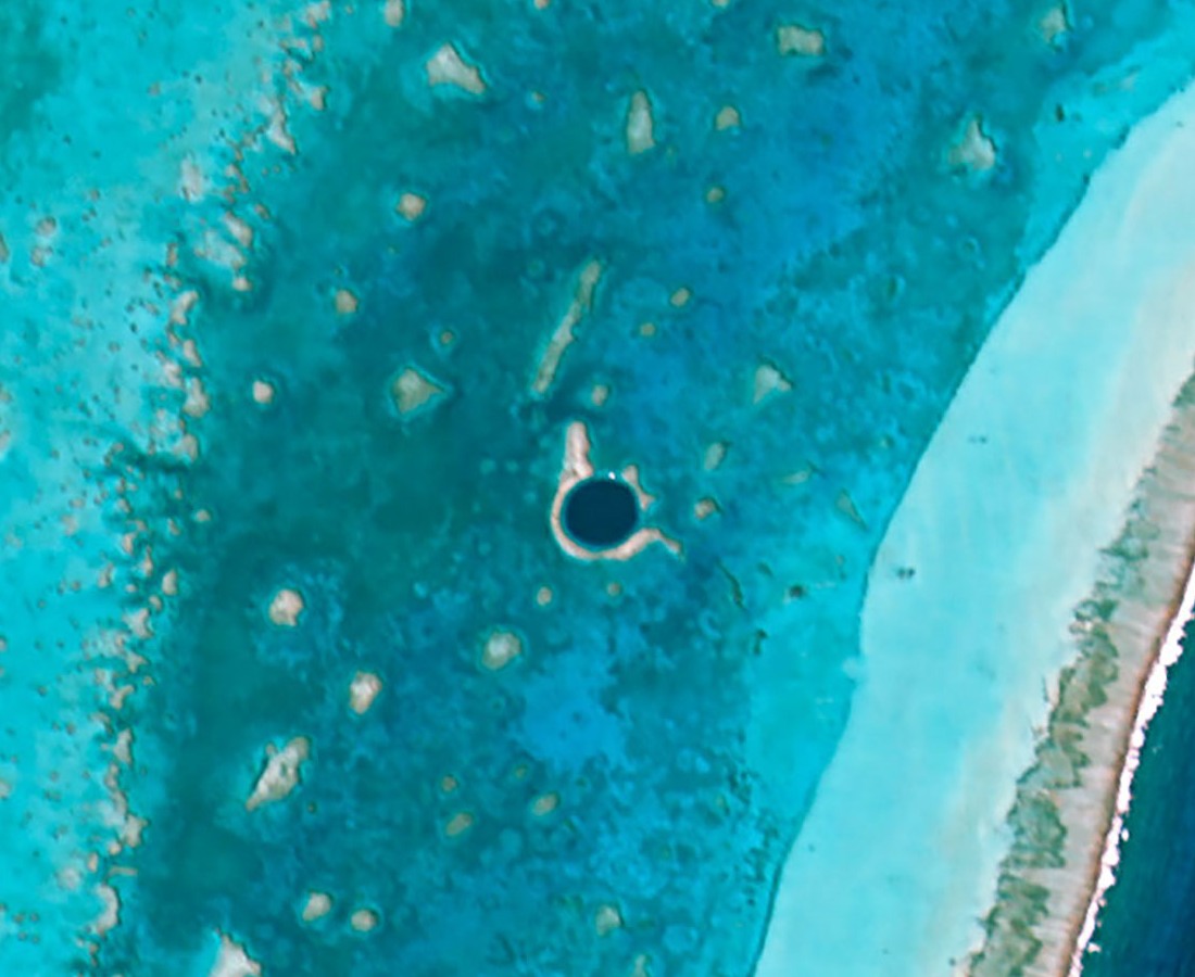 Le Grand Trou Bleu forme un cercle sombre dans les eaux turquoise de Lighthouse Reef, au Belize.