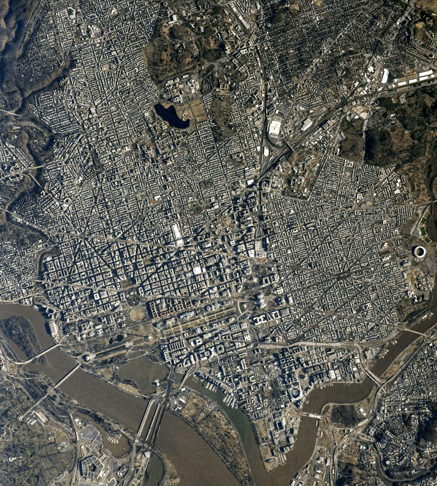 Washington, D.C. vue depuis la Station spatiale internationale, avec le Capitole, le National Mall et les fleuves Potomac et Anacostia.